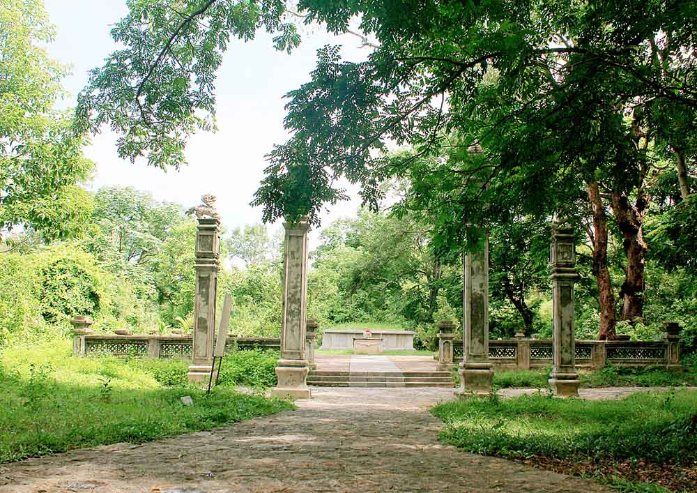 The tomb of king Lê Hiến Tông at Lam Kinh relic