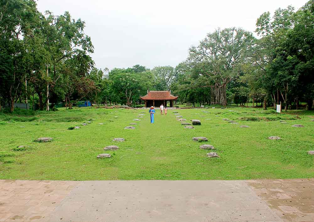 the-remain-of-the-main-palace-at-lam-kinh