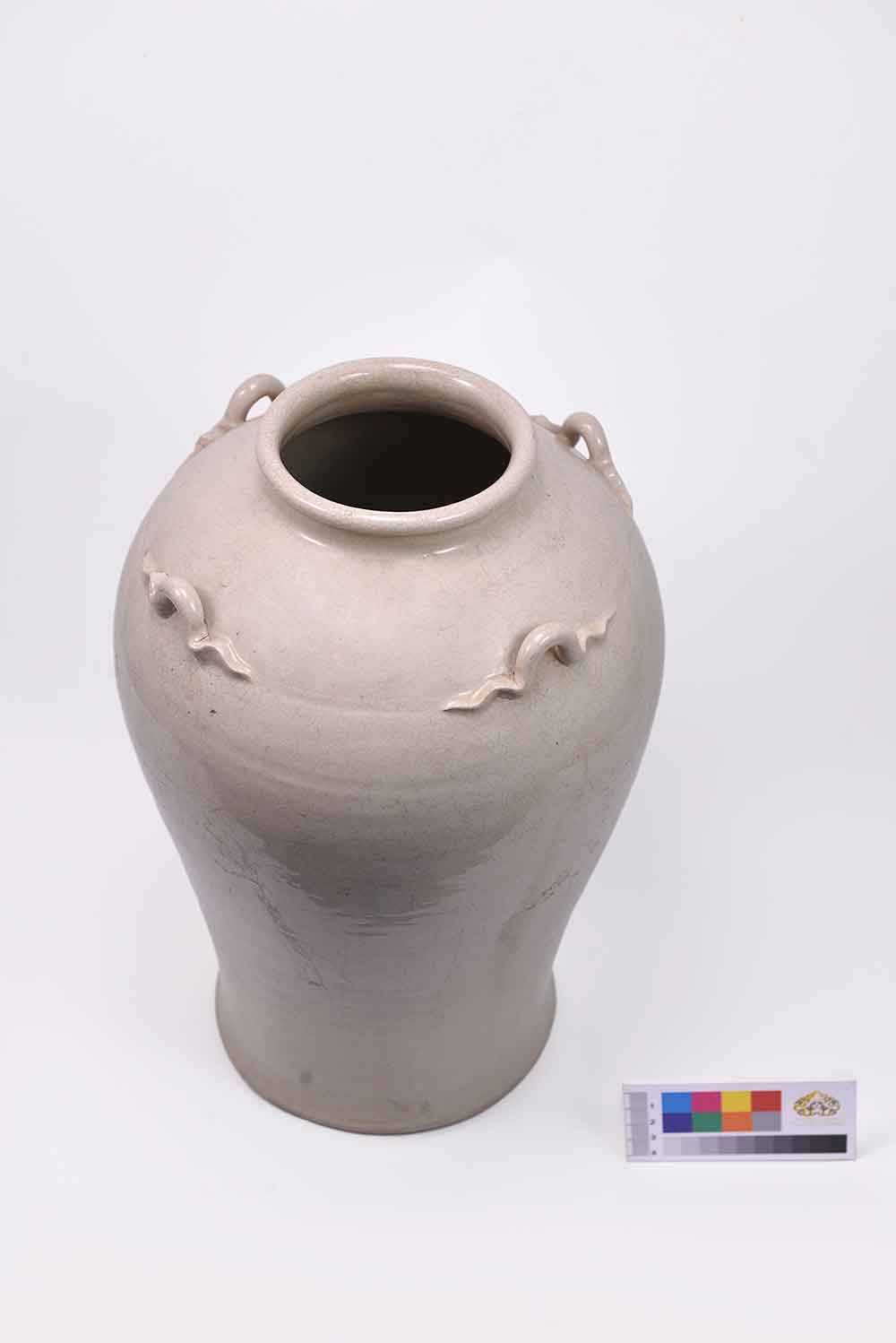 white-enamel-vase-the-early-le-dynasty