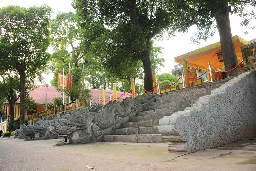 The foundation of Kính Thiên palace